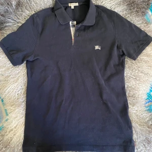 Burberry Piké - Skön Burberry Piké perfekt inför sommaren! Storleken är S och tröjan är varsamt använd. Färgen är Svart/Mörkblå, vid ytterligare frågor kom priv! 🤙