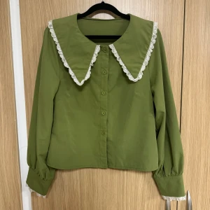 Blus med krage - Jätte gullig grön blus med krage, bra kvalitet, får alltid massor av komplimanger nör jag har på mig den. Bohemisk, retro vintage stil.