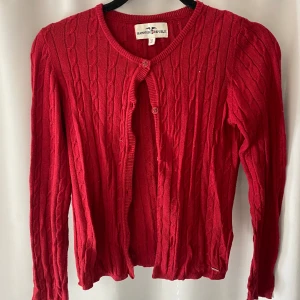 Röd kofta - En röd kofta från Lindex. Storlek S