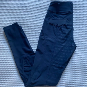 Maya Delorez ridbyxor - Maya Delorez Nathalie Performance Breeches strl S. Helskodda. Nypris är 1299kr, 900kr eller bud. 