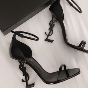 YSL Laurent  - Säljer mina använda YLS Laurent skor i storlek 40. De har använts cirka 3-4 gånger sedan lagts tillbaka i sin box därav säljs den nu då jag inte använder de. Kvitto och box ingår. 2000 ”fast pris” hör gärna av er vid intresse 🌸