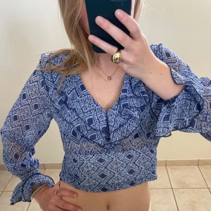Sommar blus  - Säljer denna jätte fina blus från zara 🥰🥰🥰Använd en gången 