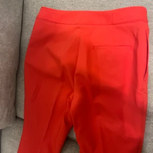 Röda kostym  - Bra skick och väldigt fint material andvänds ett fåtal gånger 