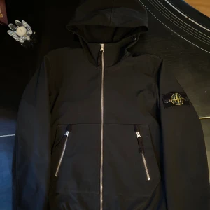 Stone island soft Shell jacket  - Stone island soft Shell jacket i färg svart. Vind och vatten tålig. Herr storlek S men passar som M. Nästan helt ny och väldigt svår att få tag på. Nypris ca 6900:- ✅