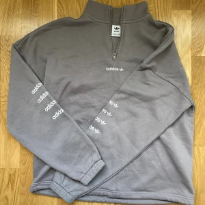 Adidas tröja - Half zip tröja från adidas. Storlek 42, sitter lite oversized på mig som brukar ha 38/S-M. Hör av dig vid fler frågor!💕