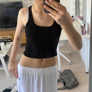 Basic linne - Basic linne i svart, jätte skönt material och luftig.