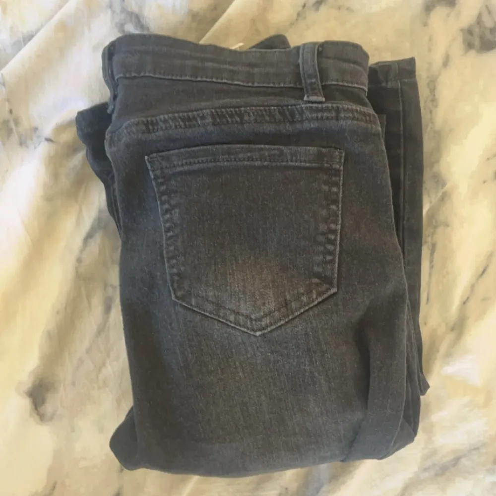 Svarta jeans som jag fick i födelsedagspresent. Passade inte mej och inte riktigt min stil❤️vet som sagt inte hur mycket dom kostar så säljer dom för 125kr❤️❤️. Jeans & Byxor.