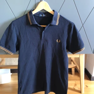 Fred Perry piké  - Fred Perry piké säljes då den är för liten! Storlek S, skick 9-10, perfekt för sommaren☀️