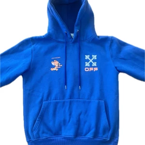 Off-White hoodie - Skit snygg Off-White hoodie i mörkblå färg. Skick 9/10, storlek M, pris kan diskuteras. Tveka inte på att höra sv dig vid frågor och funderingar!😃😁👑