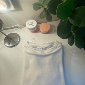 Vila tröja🤍 - Säljer en Vila tröja som är knappt använd köpt från Zalando! Det är tvättade 1/2 gånger och använd 2 gånger.Den är i fint skick och ingen fläck på eller sånt. Säljer pga att den är lite förstor passform på mig!  