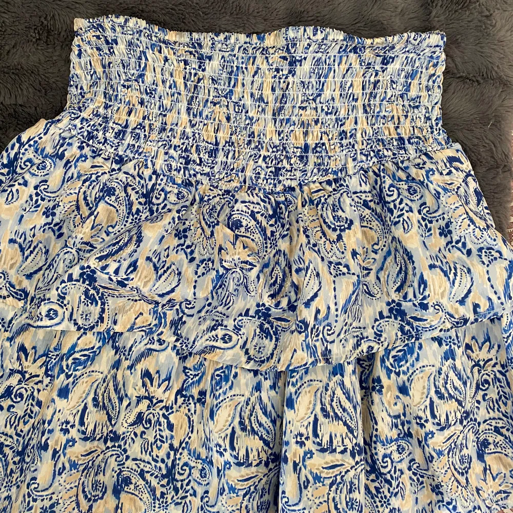 Super söt kjol från Ginatricot (barnavdelningen). Använd mycket men är som ny. Köpt för ett år sedan för 230 kr. . Kjolar.