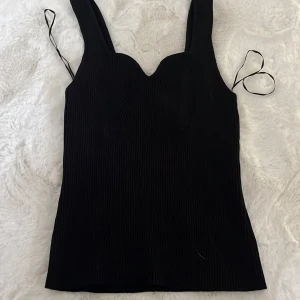 Topp  - Oanvänd topp från gina super fin