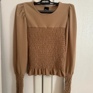 Topp - Beige topp från Gina