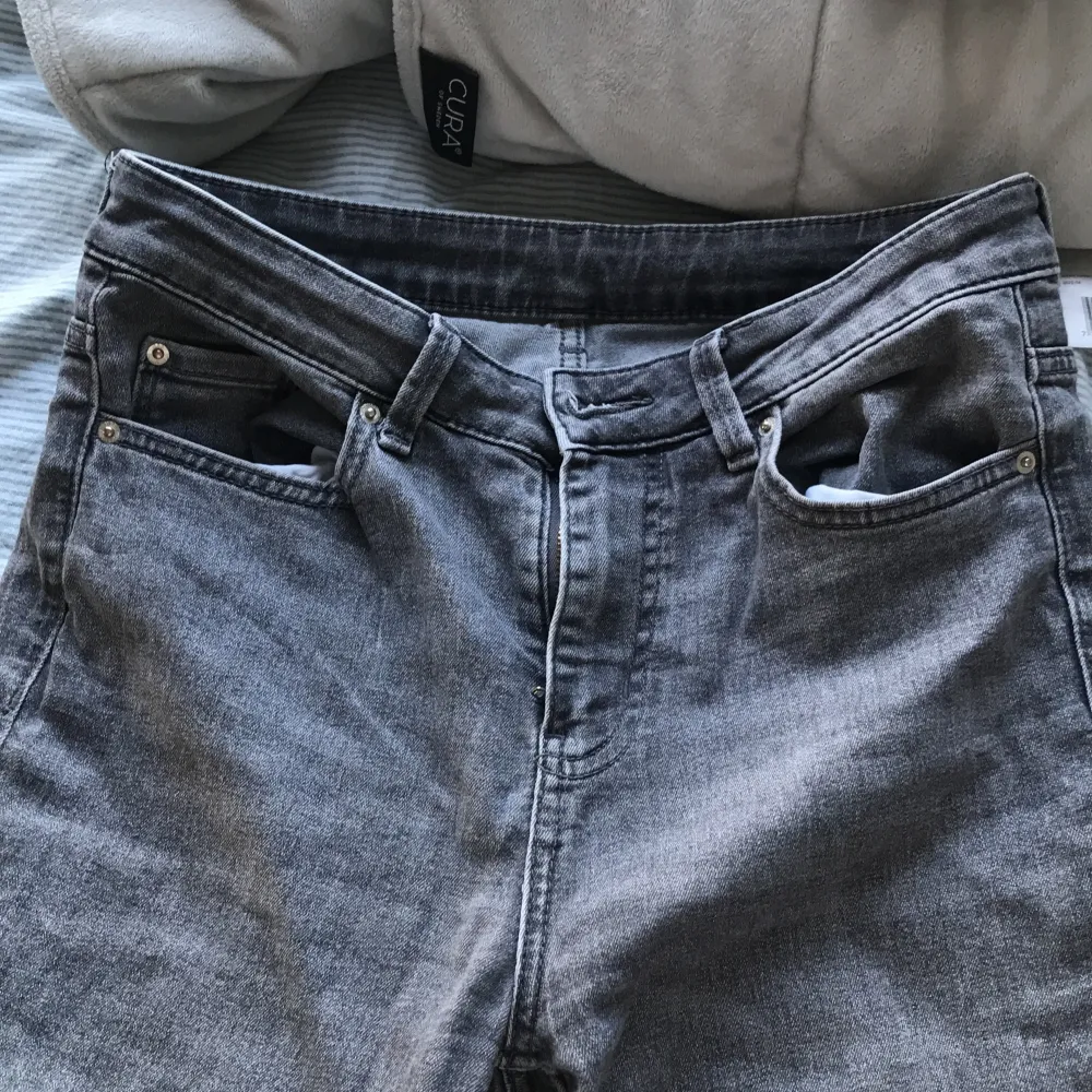 Bra skick, gråa, high waisted, straight jeans. Jeans & Byxor.