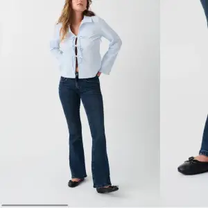 Extremt fina jeans! Nyskick. Använda 2-3 gånger. Köpte för ungefär en månad sedan. Säljer eftersom ja har för många i liknande färg💞Nya Kostar 500kr 