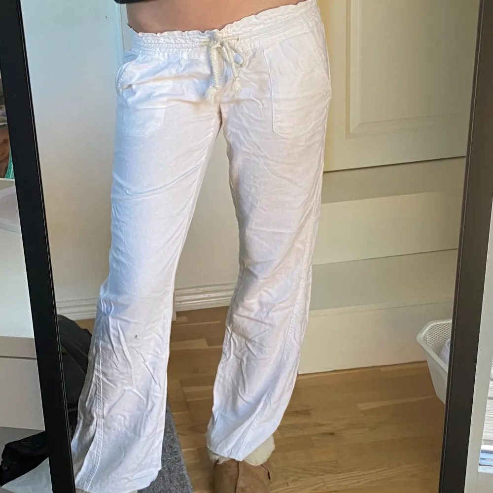 Roxy linnebyxor i storlek M men passar mig som är S också💕 Bra skick!!. Jeans & Byxor.