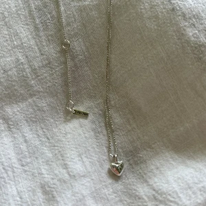 Halsband pilgrim - Silver halsband från pilgrim med ett mindre hjärta med mönster i💗 längden är reglerbar.