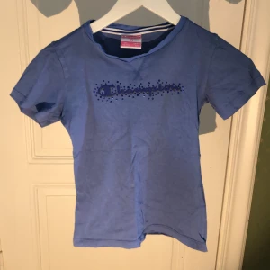 Blå t-shirt  - En fin Champion T-shirt med bra skick💗Storlek:138-143cm 
