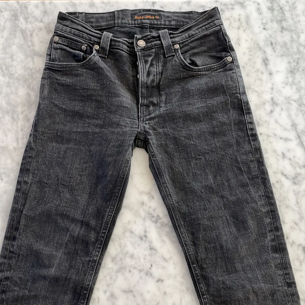 Säljer nu mina nudie jeans. Modellen heter grim tim och är i storlek 30W 32L. Näst intill nyskick!  Nypris 1400kr, mitt pris endast 390kr!. Jeans & Byxor.