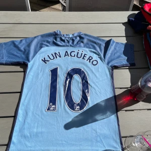 Kun agüero tröja  - Jätte fin man city tröja, säljer då jag ogillar laget och fick den av en kompis på skoj, väldigt bra skick.   Eftersom spelaren inte spelar där längre och är en legend så är det en relativt c värd tröja. 