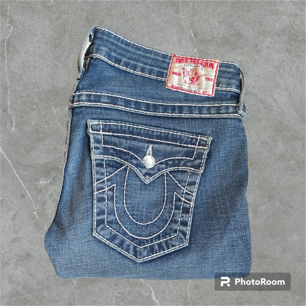 BILLY lätt utsvängda true religion jeans 😻 med diamanter som glänser (mer än vad bilderna visar)😺 mått: midja 38cm, innerbenslängd 71cm. Jeans & Byxor.