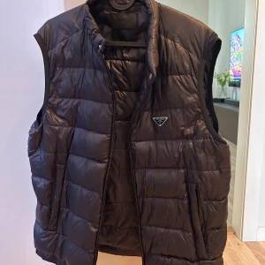 Prada vest  - Storlek 52 (L) Bra skick, finns ett litet hål i fickan men som egentligen inte påverkar fickan. Nypris runt 20’ Äkta, kvitto finns