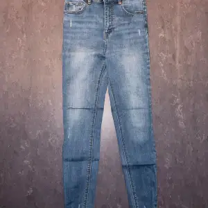 Jeans från Pull&Bear Strl 36 Knappt använda 📷 Säg till om du vill ha fler bilder så fixar jag det. 💸 Vid snabb affär kan ja tänka mig att sänka priset. ✉️ Köparen står för frakten. 📍 Kan mötas upp i Tyresö.
