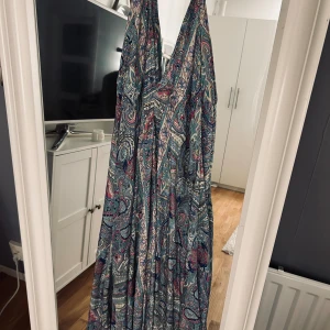 Färgglad klänning ifrån spansk marknad - Jättefin klänning ifrån Spanien som tyvärr inte kommer till användning. Den är i storlek 36. Och har används men finns inga synliga tecken på det. 