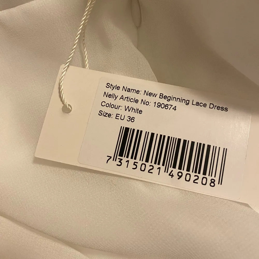 Säljer denna jättefina klänning som jag tänkte ha på studenten men aldrig använde: New beginning lace dress från Nelly. Storlek 36.✨💕. Klänningar.