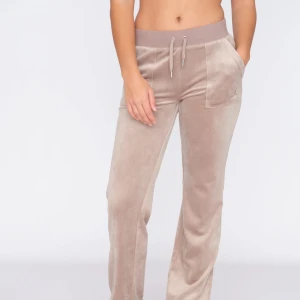 Juicy couture byxor  - Säljer mina juicy couture mjukisbyxor i beige köpta på Jackie för ca 1100 kr och säljer nu för 500kr. Säljer även koftan !! Det är använda och har tappat silverdetaljen på snörena (därav priset) Skriv privat för bilder.  (Pris går att diskuteras!!!!)