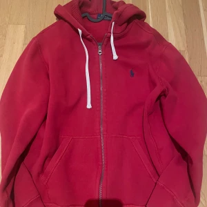 Ralph lauren zip hoodie - Jag säljer denna Ralph lauren tröja i storlek M. Skick 9/10 och använd max 1 gång. Nypris:1500kr. Via snabb affär så kan priset sänkas