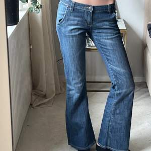 Unika jeans köpa här på Plick!  Midjemåttet är 40cm och innebenslängden är 80cm💗  Kan tänka mig sänka priset vid snabb affär❣️