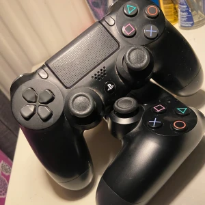 Ps4 kontroll - Hej säljer 2 par splitter nya ps4 kontroller för endast 400kr för både och. 1 för 200kr. Hör av er vid intresse/frågor. 