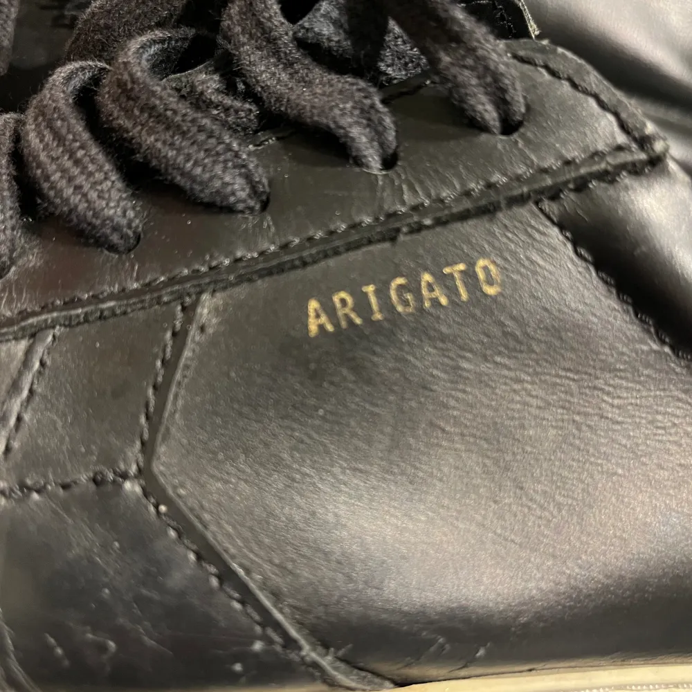 Arigato skor i stl 37/38. Lite slitna och under skon är det lite slitet men inget som man tänker på. 250kr+frakt pris kan diskuteras. Skor.