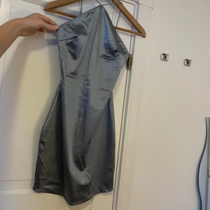 Metallic klänning - Flyttrensning!! Allt på min sida doneras i slutet av veckan. Hör av dig om nåt är intressant, kom med eget rimligt prisförslag, bra paketpris kan lösas💕  Ljusblå/silver