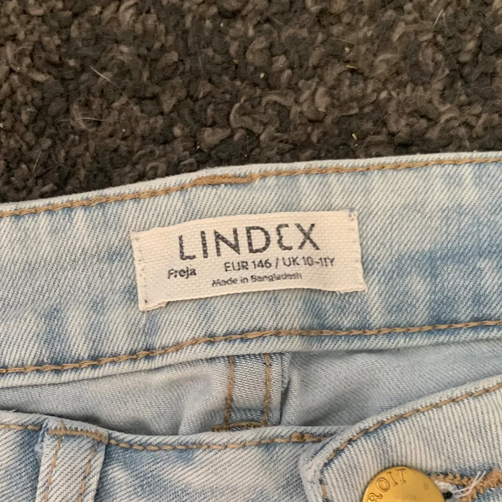 Ett par ljusblå bootcut jeans från Lindex💞De är low waist/ mid waist. Jeans & Byxor.