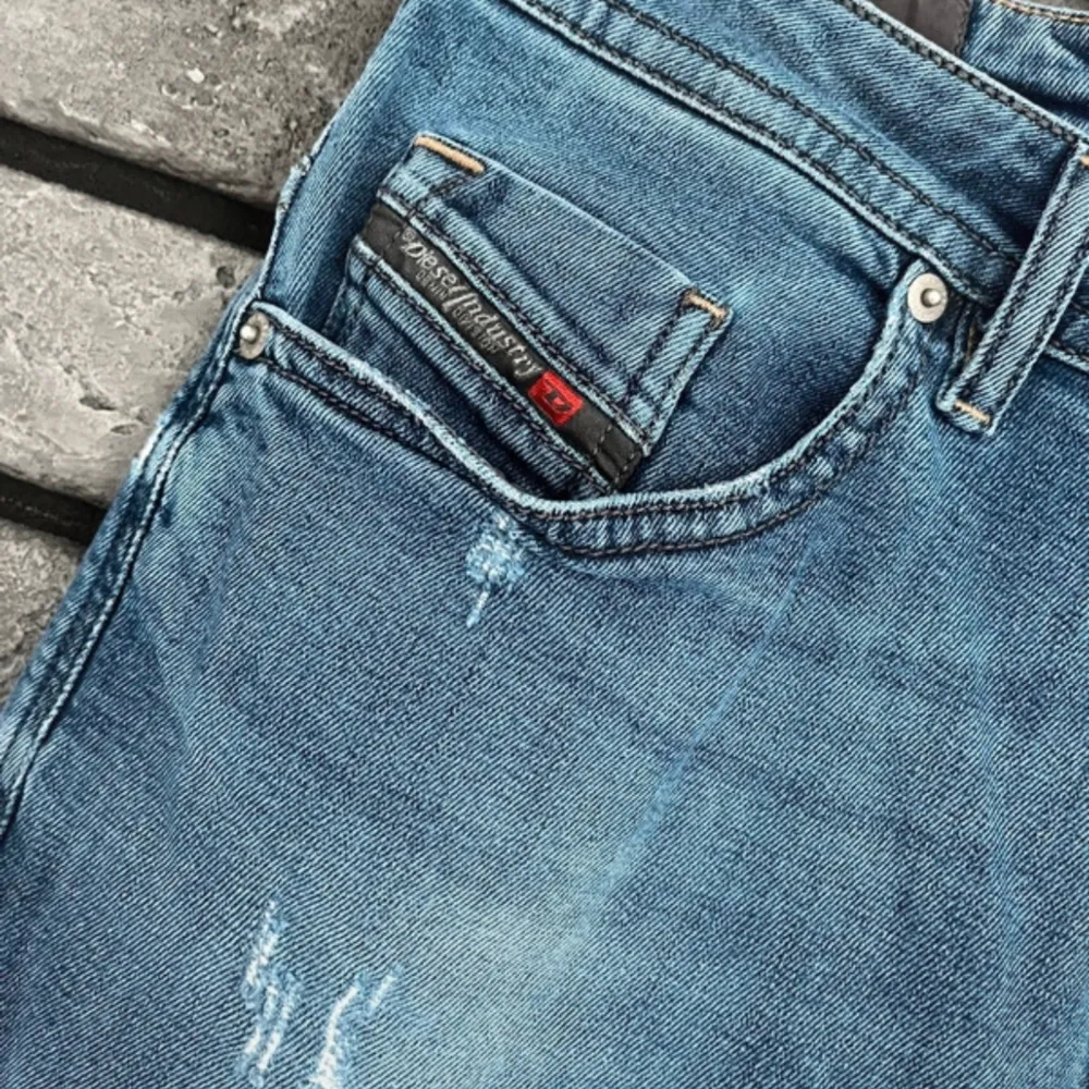 Snygga diesel jeans med schyssta slitningar🌟🙌🏼 Storlek 30/30 passar 30/32. Jeans & Byxor.