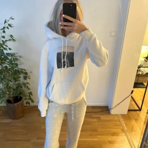 Hoodie - cool hoodie med hajtryck fram och text bak. Bra skick💕