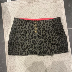 Leopard kjol - Så fin leopard kjol. Midjemått 37cm rakt över, längd 28 cm. Köp via köp nu ❤️‍🔥