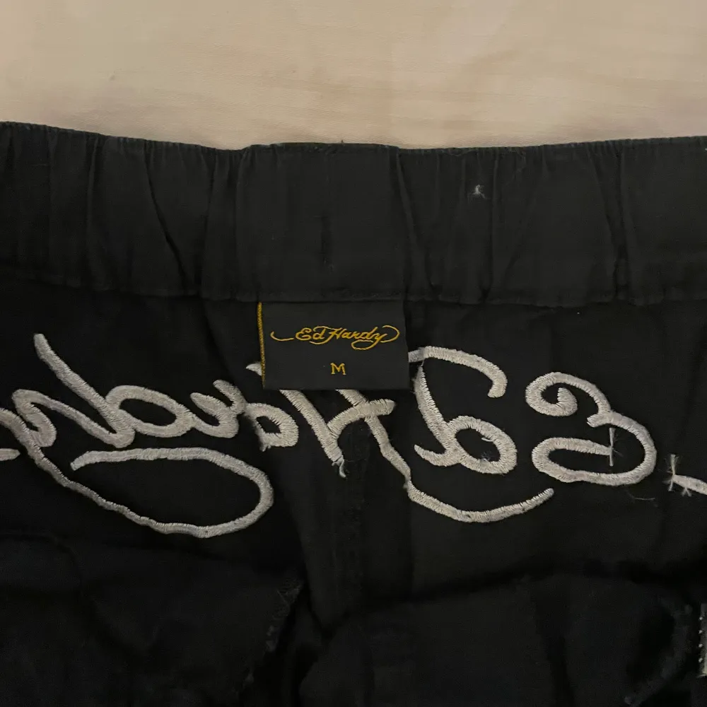 Ed hardy cargo byxor, nästan aldrig använda . Jeans & Byxor.