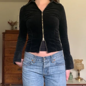 Svart tunn jacka - Vintage jacka/skjorta i manchester, med dubbla dragkedjor och utsvängda ärmar! Från märket Amisu ❤️‍🔥