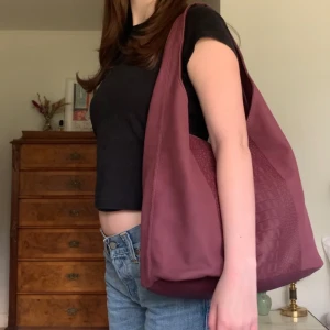 Vinröd väska - Stor rymlig hoboväska med ormmönster! Perfekt som skolväska 🤍