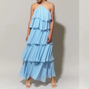 Blå Volangklänning  - INTRESSEKOLL på denna klänning i stl 36 från Gina tricot! Använd 1 gång och säljer möjligtvis vid bra bud