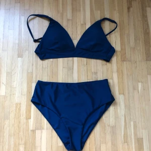 Mörk blå bikini från Primark Spanien - Har aldrig varit använd så den är helt sprillans ny. Pris kan kanske diskuteras😊