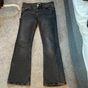 Mörkgrå/svarta chunky low waist bootcut jeans från Gina Tricot Young strl 152, de är i fint skick och har inga defekter. Nypriset är 370kr mitt pris:200🫶🏻