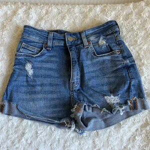 Jeans shorts - Jättefina jeans shorts till sommaren. För små för mig dock. Vid frågor skriv gärna :)