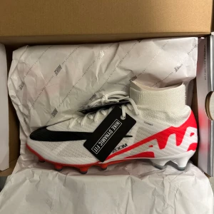 Nike mercurial superfly elit - Säljer ett helt nytt och oanvändt Nike superfly skor med taggar kvar pga av att det ej gick att lämna tillbaka. Ny pris 2800kr Modellen finns ej kvar i denna storlek så stor efterfrågan. Storlek 44 Dobbar AG  ACC 