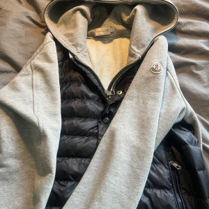 Moncler cardigan - Fet moncler cardigan som är i fint skick. Storleken är s men passar normalt xs, legitcheckad av garmsmarket ✅!! Säljes pågrund av att jag har lessnat på den. Pris kan diskuteras