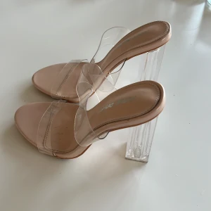 Klackskor - Genomskinliga klackskor. Storlek 5 (st 38/39). Använda två gånger