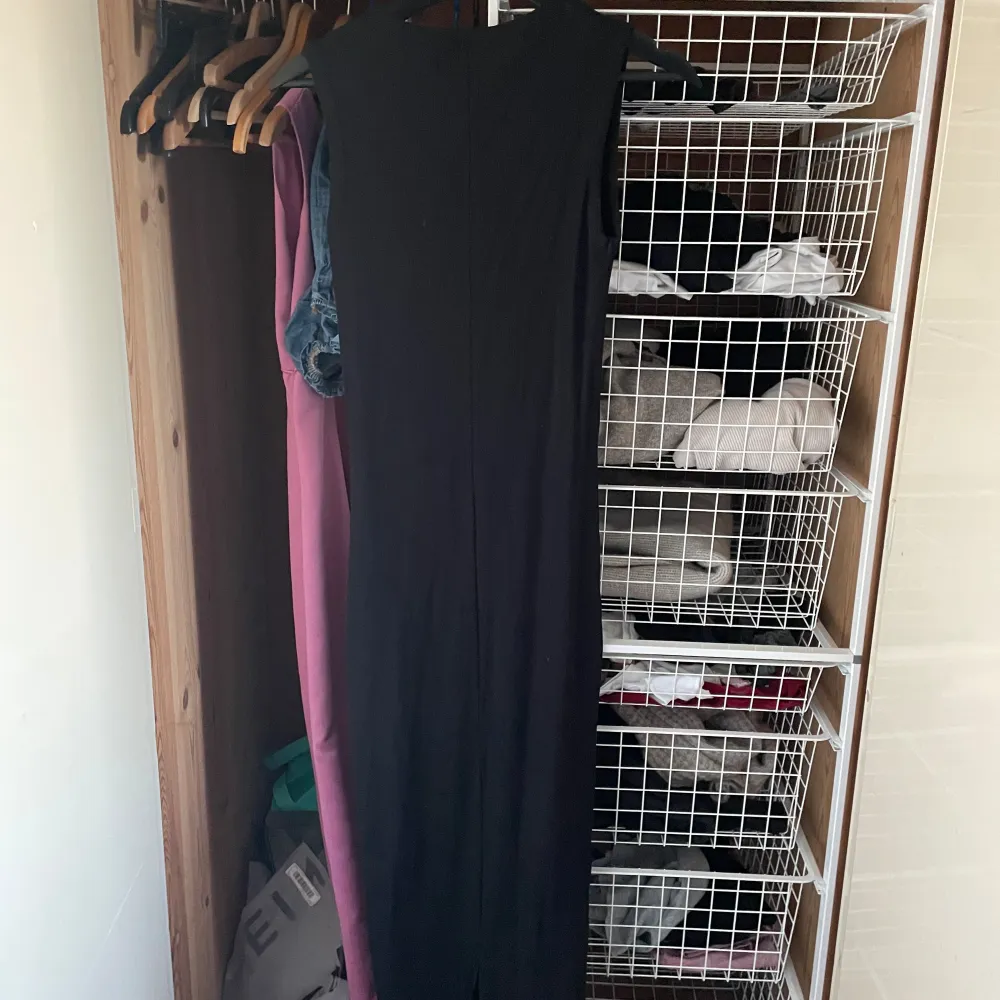 Svart klänning från bikbok, inköpt 1-2? år sen, använd typ 1 gång då jag inte gillade den. Är ungefär ner till fötter på mig som är ca 165. Skicka meddelande för bild på 💗. Mekot.